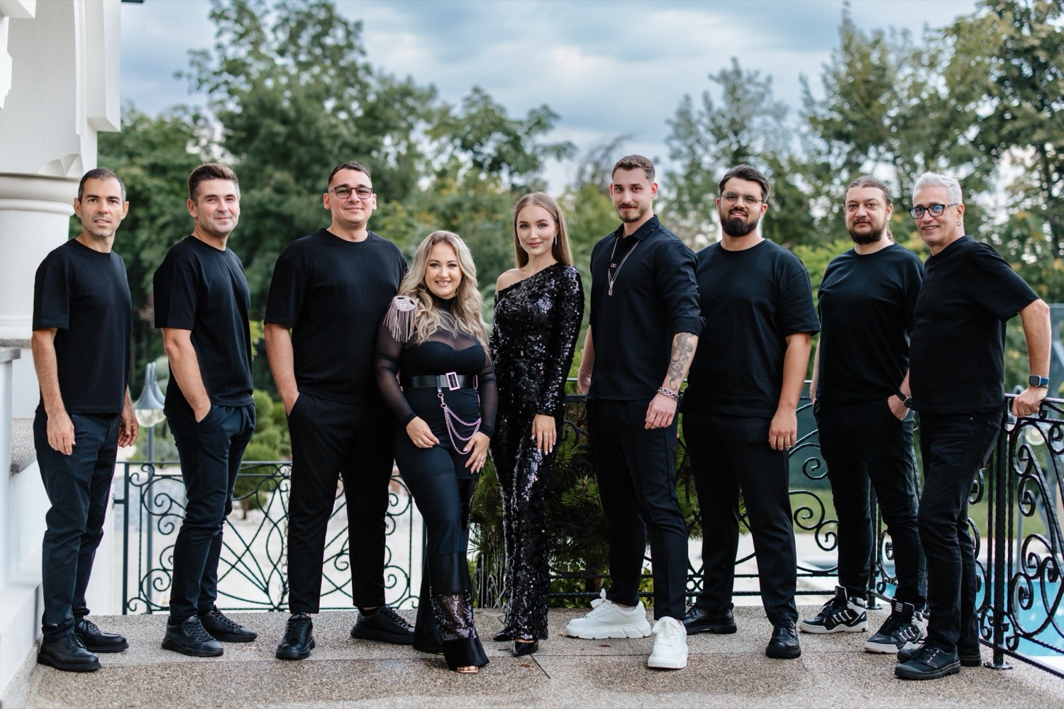 Membrii formației Janina Sabau & Co Band pe o terasă cu balustradă din fier forjat